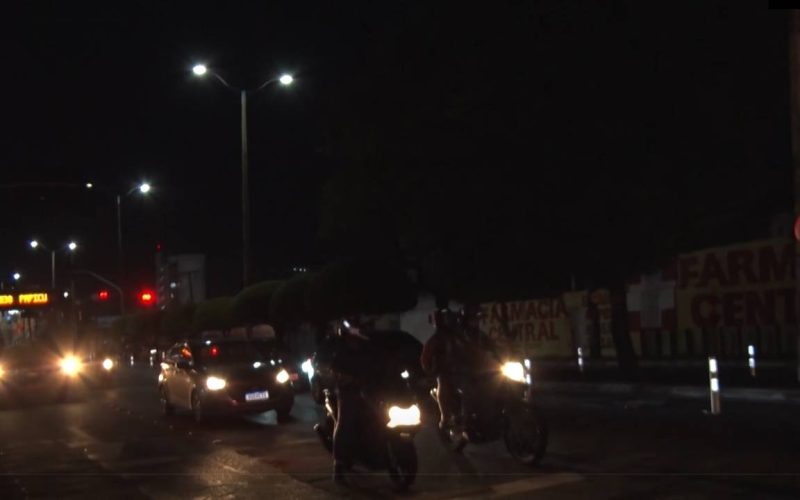 Falta de luz em trecho da Av. Domingos Olímpio gera riscos para motoristas, ciclistas e pedestres
