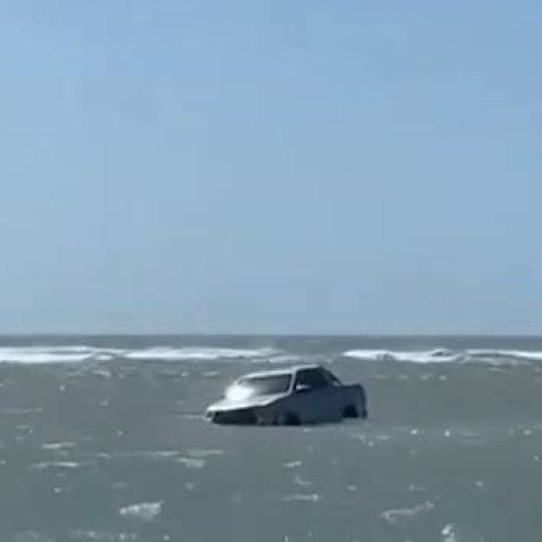 Carro é engolido pela maré em Jericoacoara após atolamento na faixa de areia