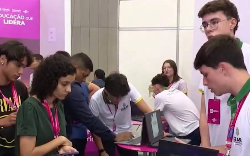 Estudantes de escolas públicas apresentam soluções inovadoras no Siará Tech Summit