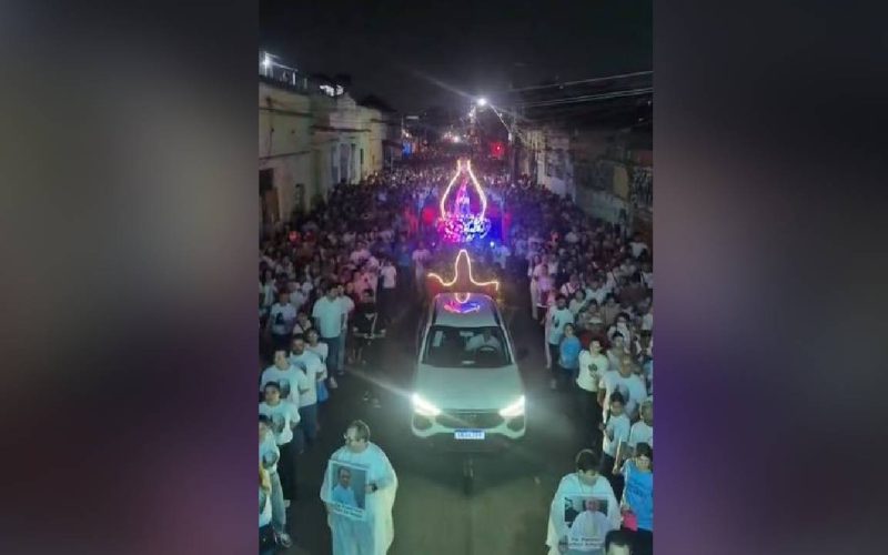 Milhares de fiéis participam de procissão em homenagem a Nossa Senhora de Fátima em Fortaleza
