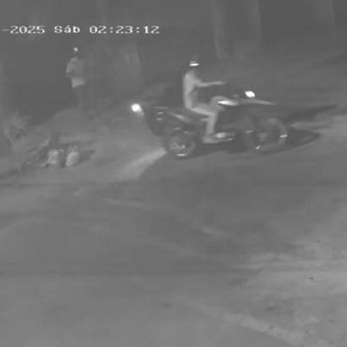 Bandidos entram em garagem de vila na madrugada e furtam motocicleta em Fortaleza