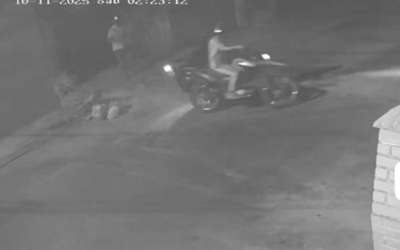 Bandidos entram em garagem de vila na madrugada e furtam motocicleta em Fortaleza