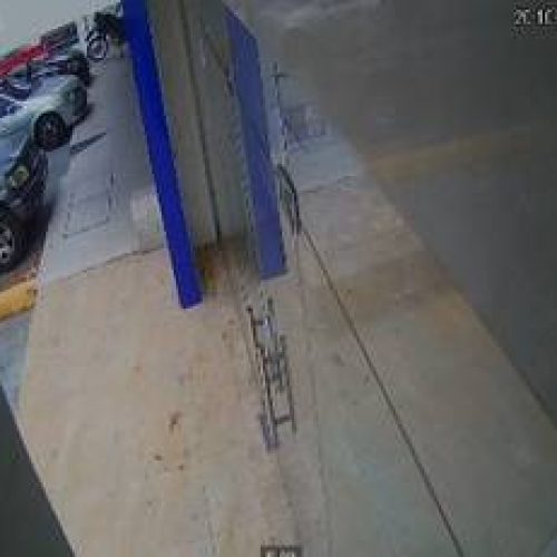 Dupla furta moto estacionada em avenida movimentada do bairro Dionísio Torres, em Fortaleza