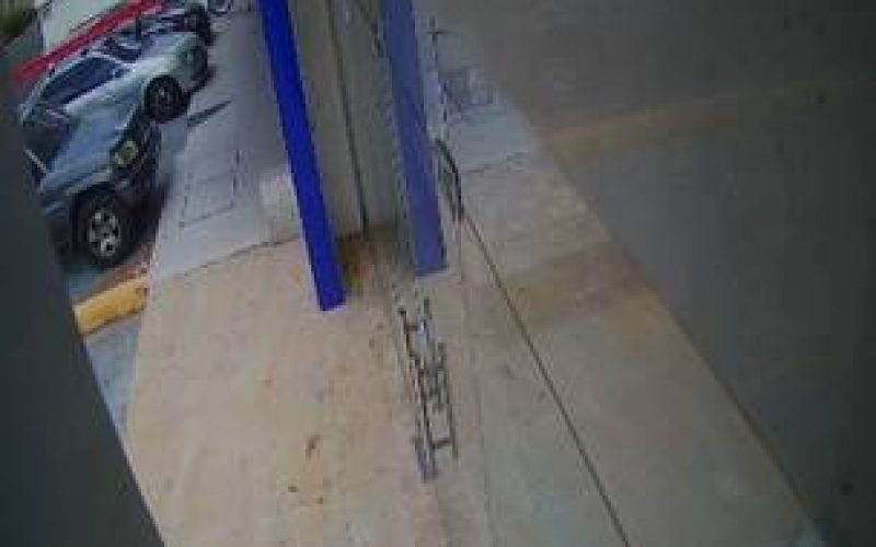 Dupla furta moto estacionada em avenida movimentada do bairro Dionísio Torres, em Fortaleza
