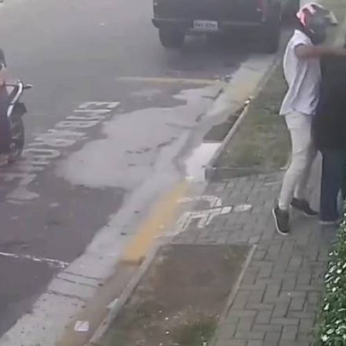 Advogado é abordado na porta de casa e tem cordão de ouro avaliado em R$ 28 mil roubado em Fortaleza