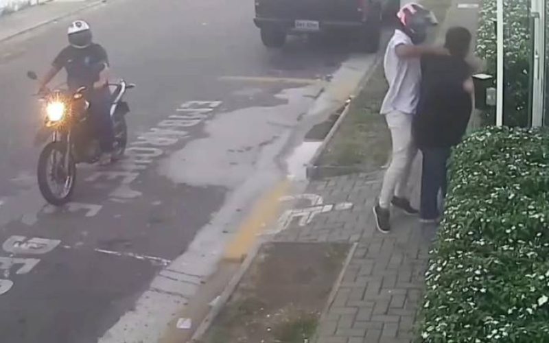 Advogado é abordado na porta de casa e tem cordão de ouro avaliado em R$ 28 mil roubado em Fortaleza