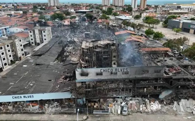 Após quatro dias de trabalho, bombeiros encerram combate a incêndio na Sucata Chico Alves, em Fortaleza