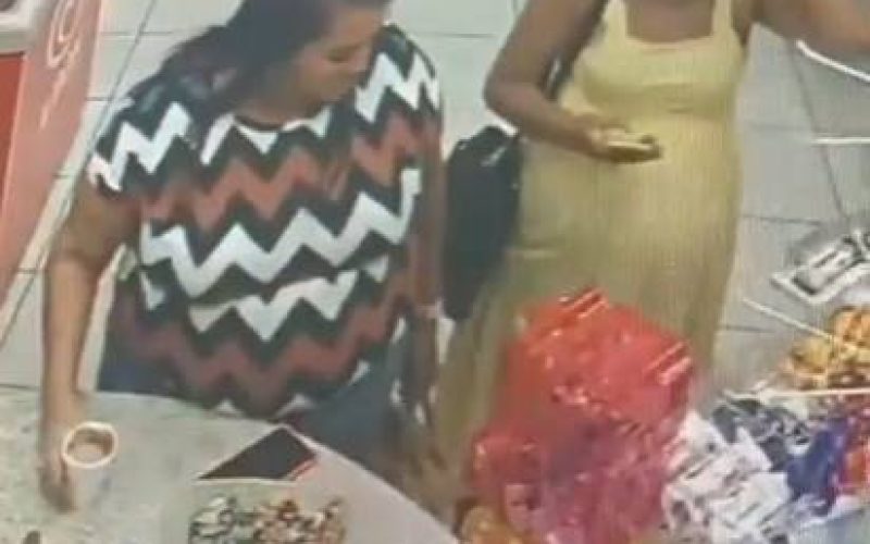 Duas mulheres são flagradas furtando chocolates em loja de conveniência de Maracanaú (CE)