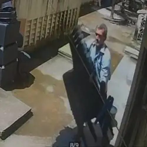 Idoso furta pilha de 10 cadeiras em centro comercial de Messejana, em Fortaleza