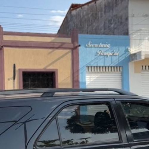 Criminosos invadem salão paroquial de igreja em Frecheirinha, fazem padre refém e roubam carro de luxo