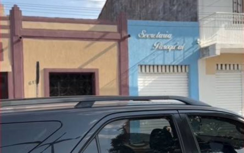 Criminosos invadem salão paroquial de igreja em Frecheirinha, fazem padre refém e roubam carro de luxo