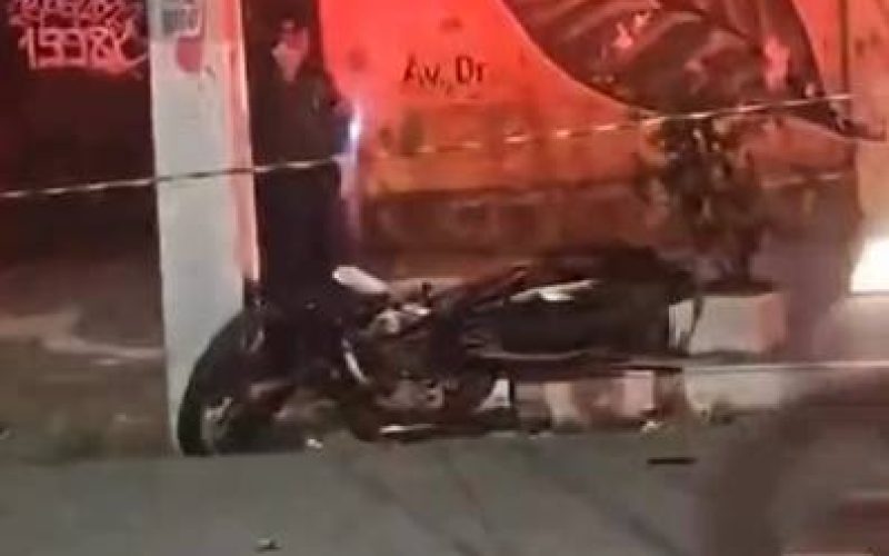 Motociclista morre após colidir contra poste na Av. Francisco Sá, em Fortaleza