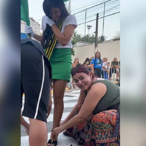 Famosa por narrações engraçadas, Morgana Camila empresta chinelo a jovem em desfile cívico de Maranguape