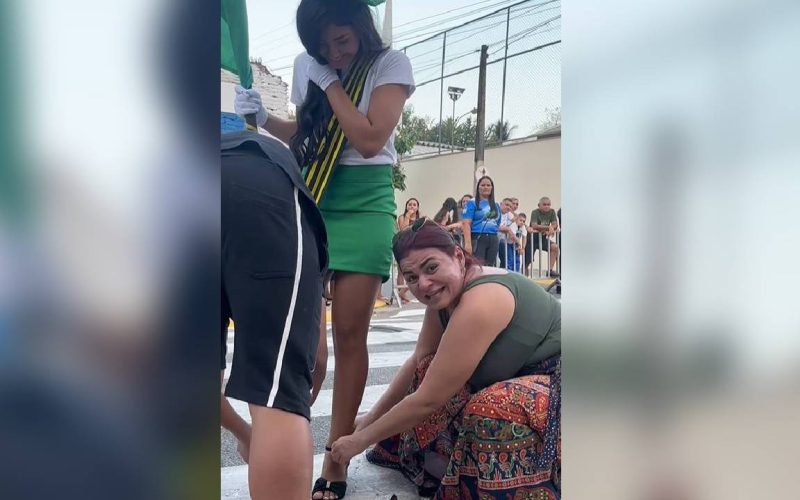 Famosa por narrações engraçadas, Morgana Camila empresta chinelo a jovem em desfile cívico de Maranguape