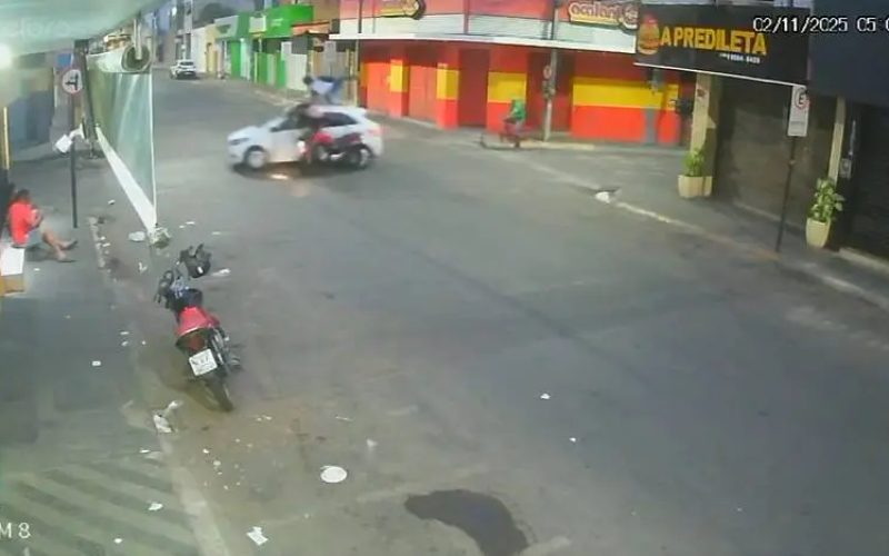 Colisão entre moto e carro deixa dois feridos em cruzamento de Juazeiro do Norte, no Ceará