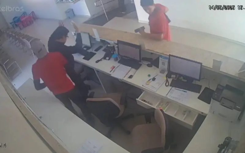 Funcionários são feitos reféns durante assalto a clínica em Fortaleza