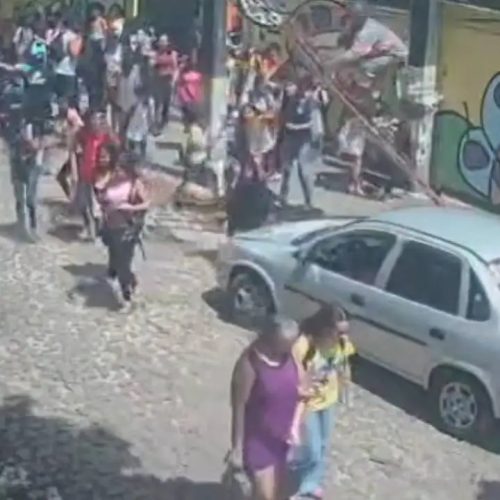 Escada despenca sobre fios, derruba poste e quase atinge alunos em Fortaleza