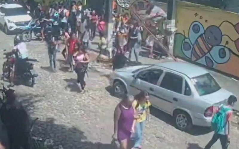 Escada despenca sobre fios, derruba poste e quase atinge alunos em Fortaleza