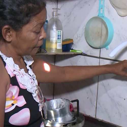 Falta d’água no Bom Jardim obriga moradores a improvisar para garantir necessidades básicas