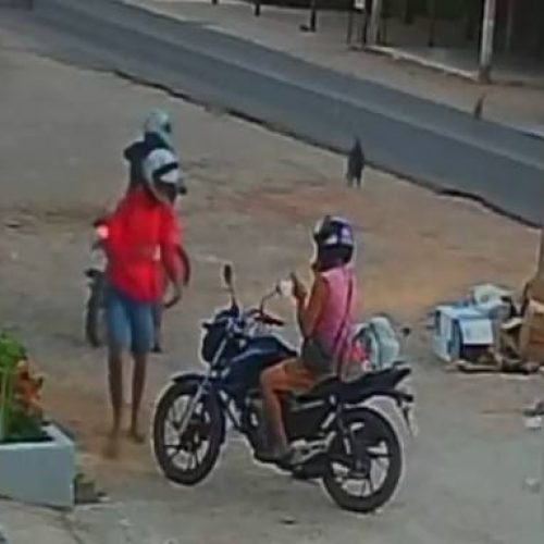 Motociclista tem moto levada em assalto enquanto mexia no celular em Caucaia