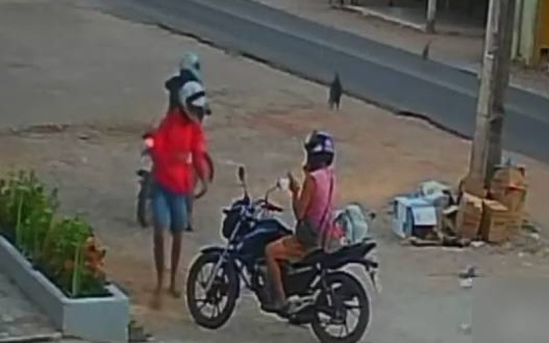Motociclista tem moto levada em assalto enquanto mexia no celular em Caucaia