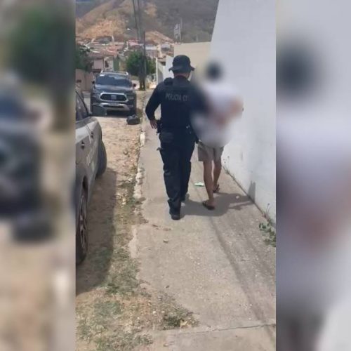 Cinco pessoas são presas por envolvimento com facção e extorsão a comerciantes em Itapajé, no Ceará