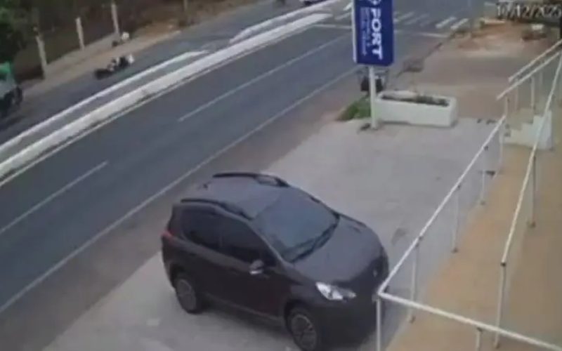 Dois motociclistas caem em sequência após derramamento de óleo em avenida no Crato (CE)