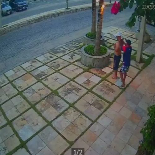 Turista tem cordão roubado em questão de segundos na frente de hotel em Fortaleza