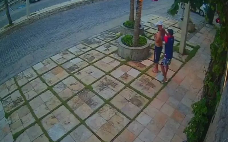 Turista tem cordão roubado em questão de segundos na frente de hotel em Fortaleza