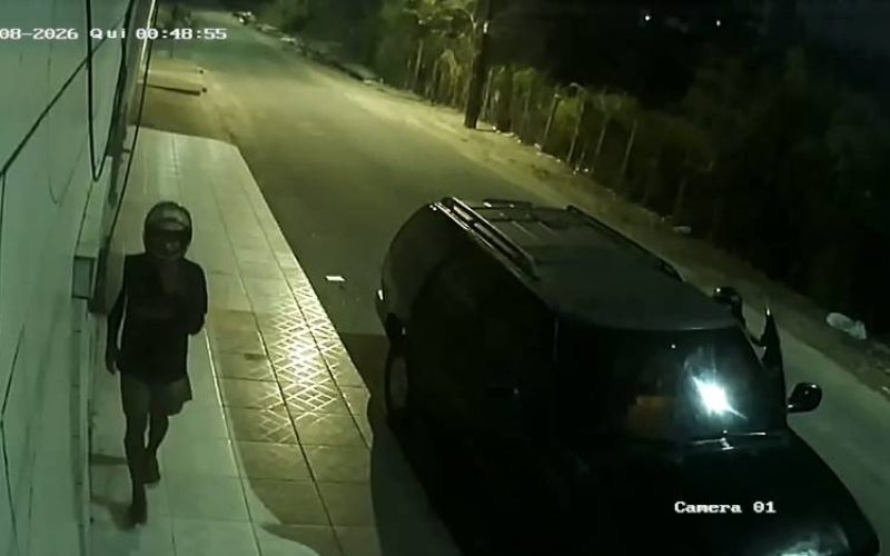 Três homens usando capacete furtam carro em rua do bairro Messejana, em Fortaleza