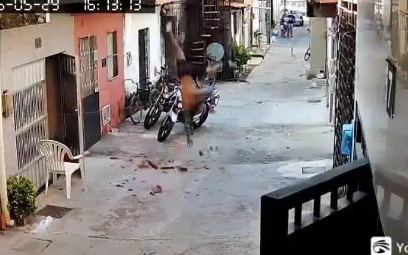 Homem com tornozeleira cai de telhado ao tentar fugir da polícia em Fortaleza