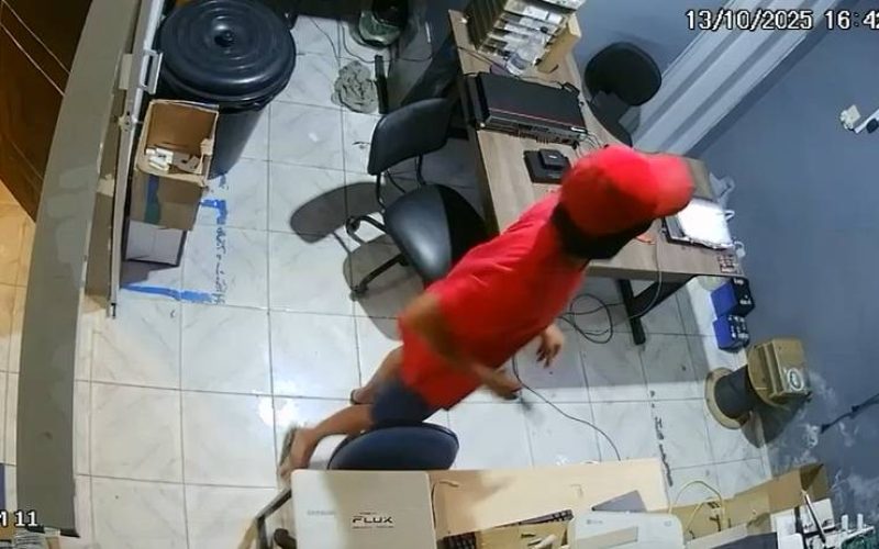 Criminosos invadem distribuidora em Fortaleza, mas fuga de funcionários frustra assalto; entenda