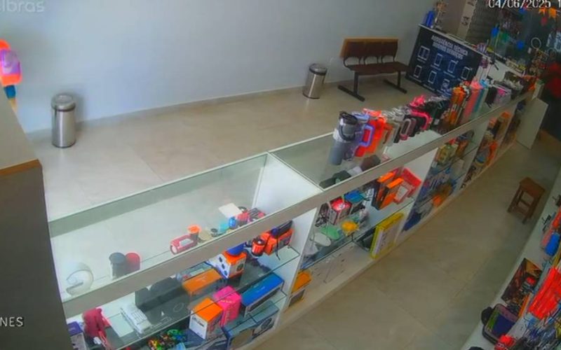 Loja de eletrônicos é alvo de assaltantes disfarçados de clientes em Fortaleza
