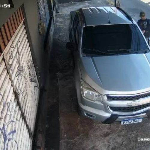Carro é furtado no bairro Montese, em Fortaleza, e câmeras registram toda a ação