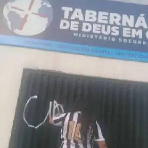 Homem se filma pichando portão de igreja recém-pintado em Maranguape, no Ceará