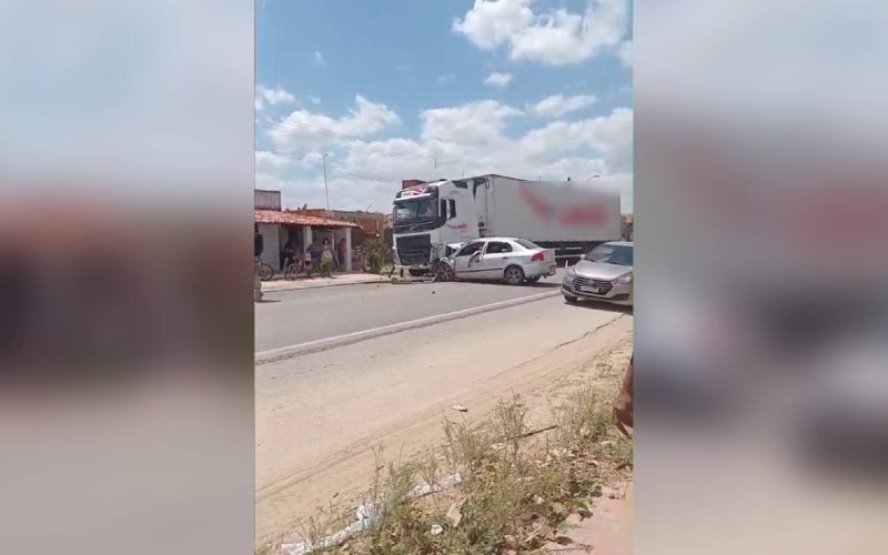 Policial da reserva morre em colisão de carro com caminhão na BR-222 em Caucaia