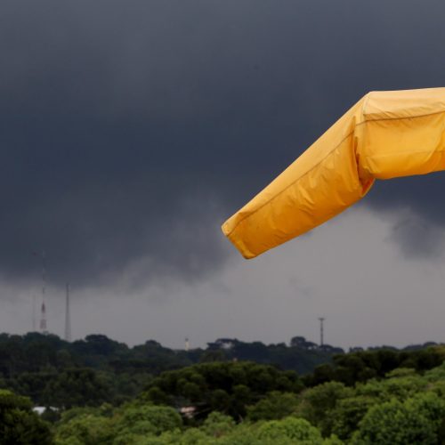 Frente fria avança e causa chuvas no litoral do Sudeste nesta quarta