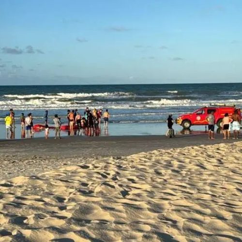 Paramotor cai e deixa dois feridos na Praia do Futuro, em Fortaleza