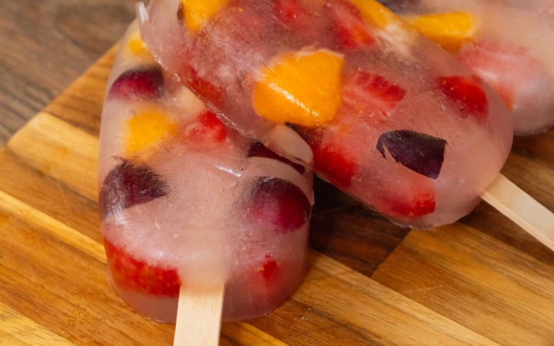 Água de coco é opção para preparo de mocktails e picolés