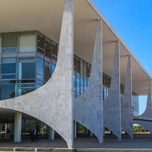 Homem é preso após tentar subir rampa do Palácio do Planalto duas vezes na madrugada