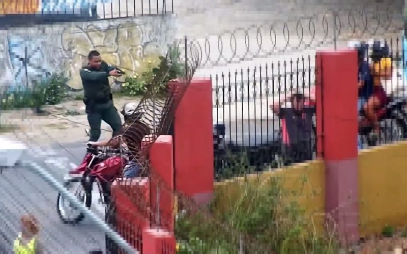 Polícia Militar recupera moto roubada em Fortaleza após flagra do Nuvid; veja o vídeo