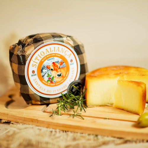 Produtor fabrica queijo com café especial do Norte do Paraná