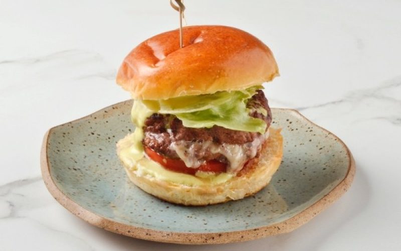 Dia do hambúrguer: conheça receita inusitada que leva shoyu e wasabi