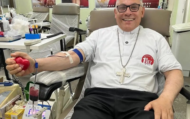 Dom Gregório Paixão faz doação sangue em campanha solidária da Arquidiocese de Fortaleza