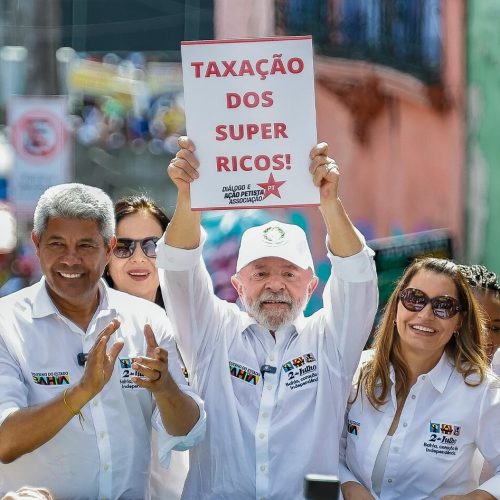 Lula levanta faixa por taxação dos super-ricos em ato na Bahia e pede justiça tributária