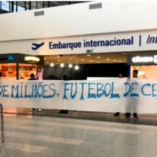Torcedores do Fortaleza protestam no aeroporto: “salário de milhões, futebol de centavos”
