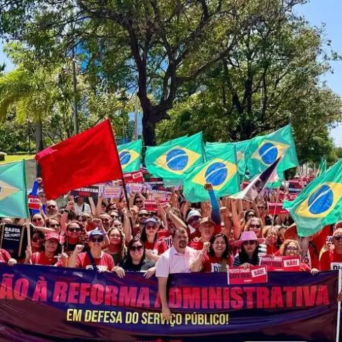 Professores de Fortaleza paralisam atividades contra a Reforma Administrativa e em defesa do serviço público
