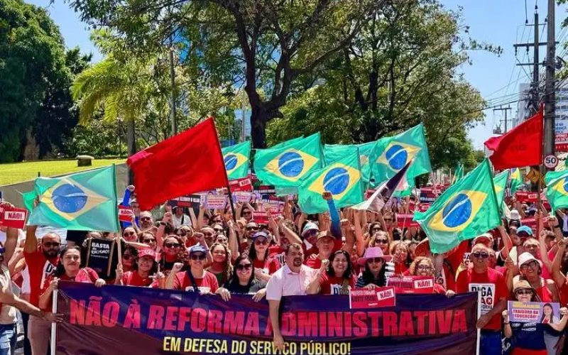 Professores de Fortaleza paralisam atividades contra a Reforma Administrativa e em defesa do serviço público