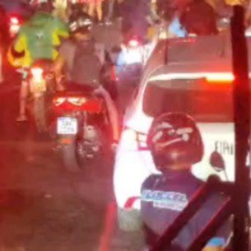 Estudantes fecham avenida em protesto por corte de linhas de ônibus em Fortaleza