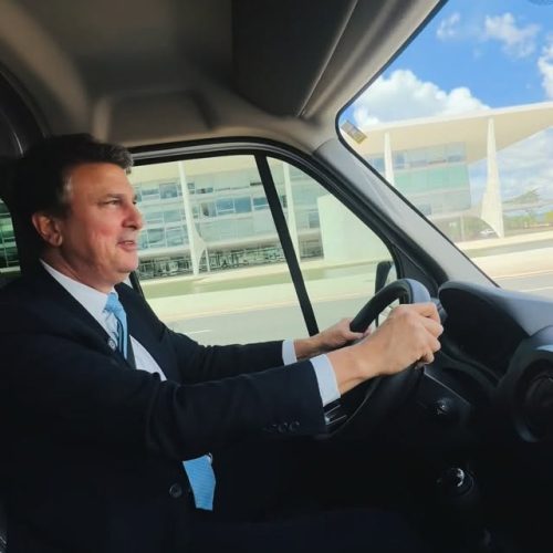 Camilo Santana coloca CNH categoria D em prática e leva equipe do MEC para comemoração